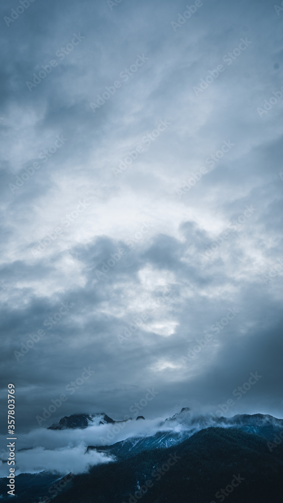 blauer Himmel über eisigen Bergen