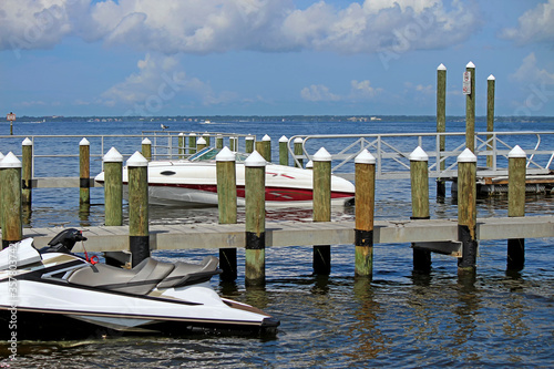 Φωτογραφία Recreational boat ramp (speedboats and jet skis) next to a wooden jetty in Tampa