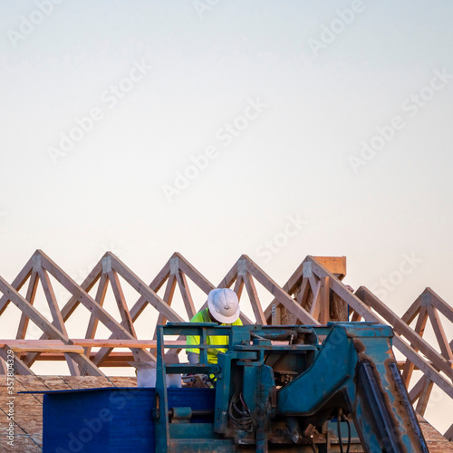 Square Builder or roofer using a mechanical arm