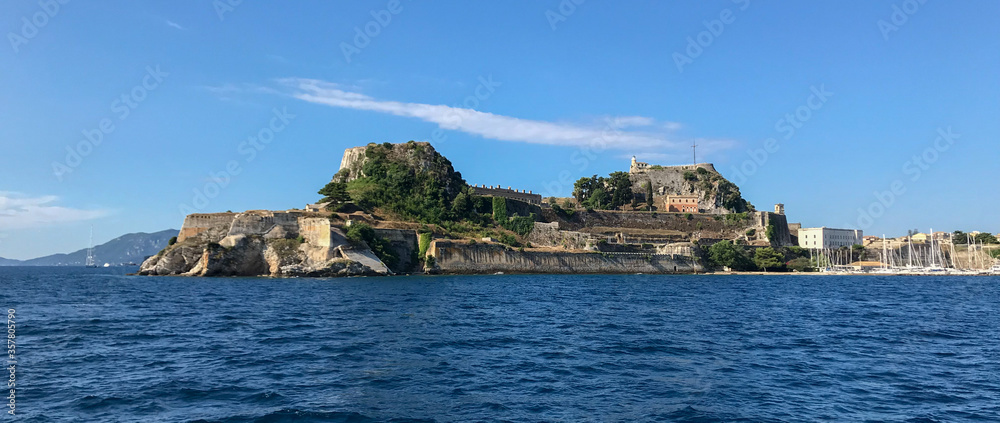 Fortaleza antigua de Corfú, Kerkyra, Grecia vista desde el mar