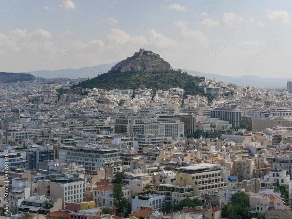 Colina Likavitou el punto más alto de Atenas, Grecia, visto desde la acrópolis