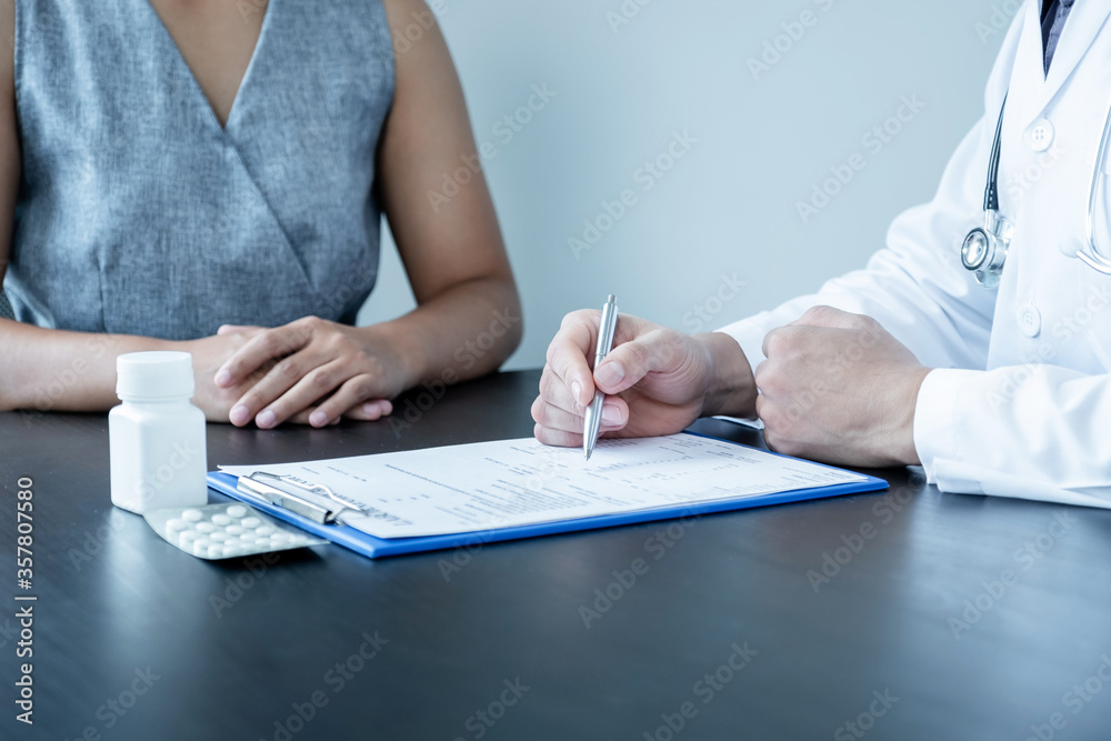 Fototapeta premium Male doctors explain and recommend treatment with a prescription after the patient meets a doctor and receives results regarding illness problems