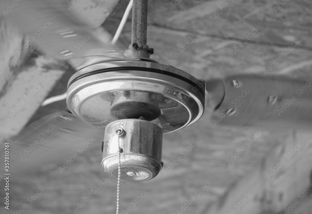Obraz premium Dynamic eines Deckenlüfters in schwarzweiß