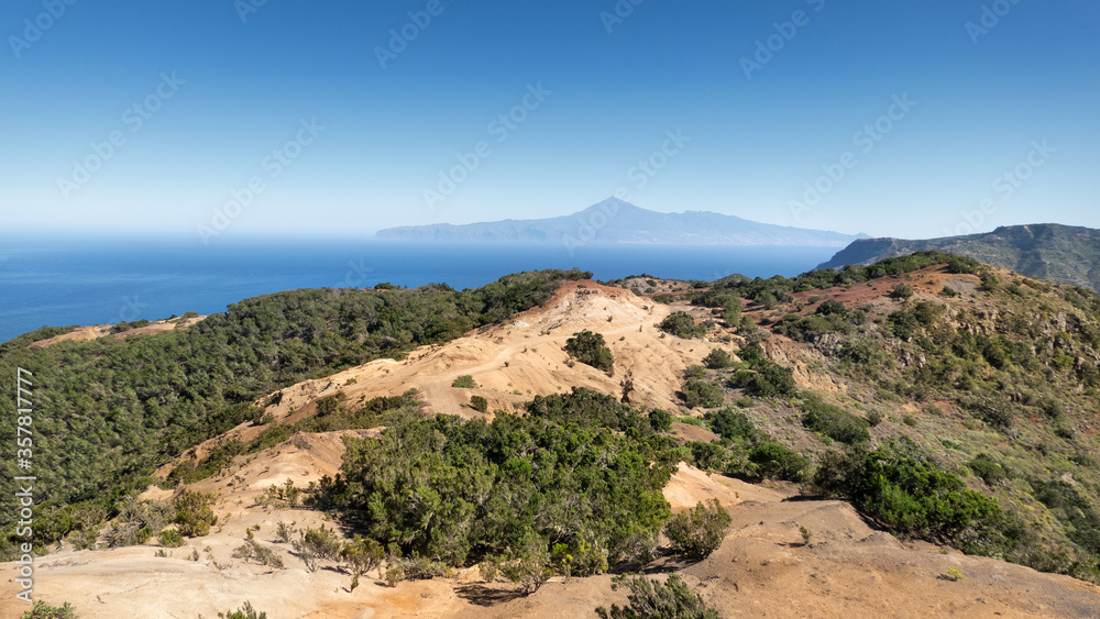 Blick über die Landschaft Cumbre de Chijere im Nordwesten von La Gomera, am Horizont die Nachbarinsel Teneriffa