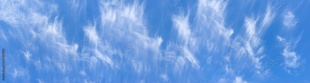 Cirruswolken am blauen Himmel - Panorama Detail der malerischen Wolkenlandschaft von Cirrus Federwolken