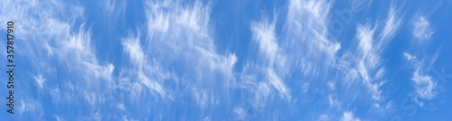 Cirruswolken am blauen Himmel - Panorama Detail der malerischen Wolkenlandschaft von Cirrus Federwolken photo