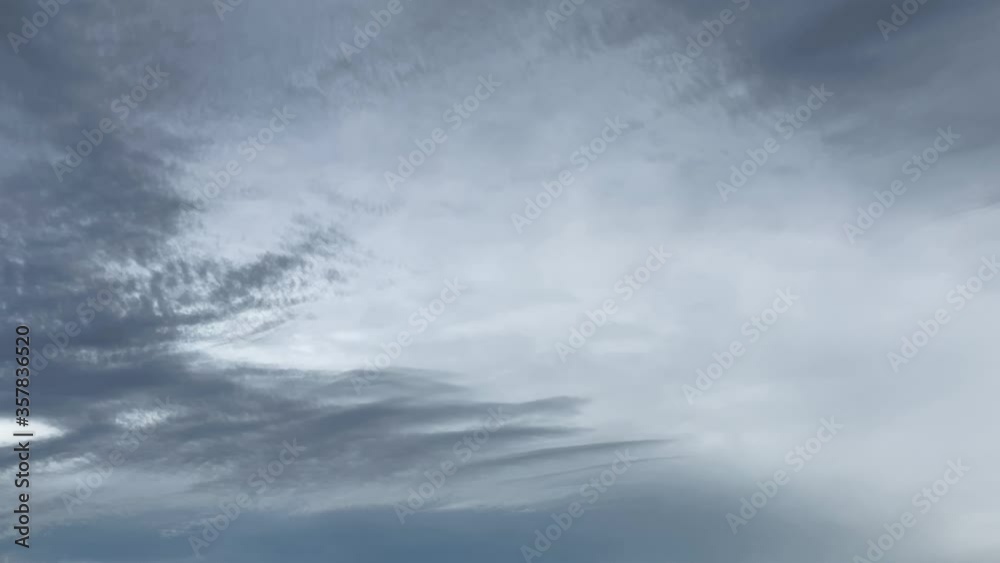 暗い曇り空 強風にたなびく層雲 暗い曇り空 強風にたなびく層雲