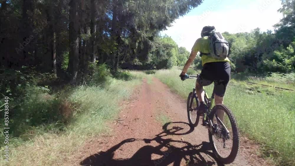 Ballade en vélo VTT dans la nature