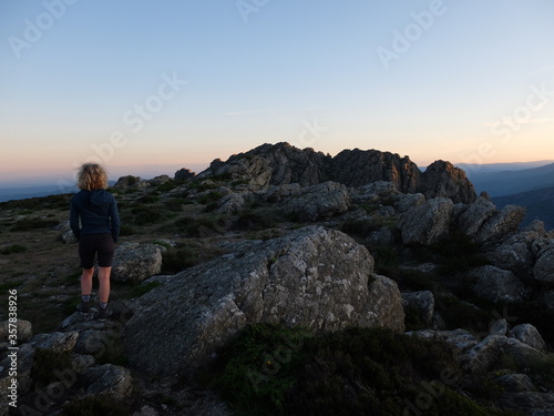 jeune femme blonde devant le vide de la montagne du Caroux au soleil couchant du parc naturel du haut languedoc