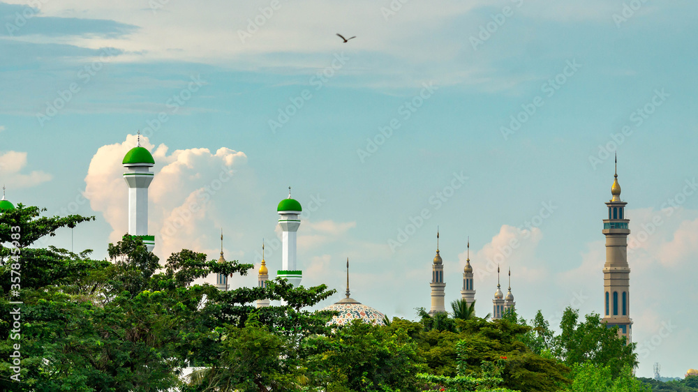 Obraz premium Tower of Mosques over the trees
