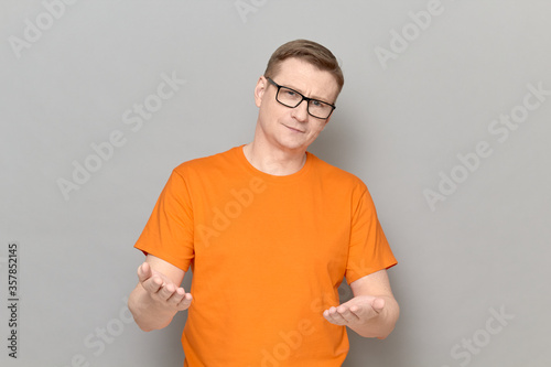 Obraz na plátne Portrait of man stretching hands to you and expressing cordiality