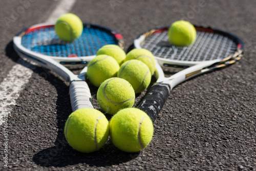 tennis racket on some balls © Fabian