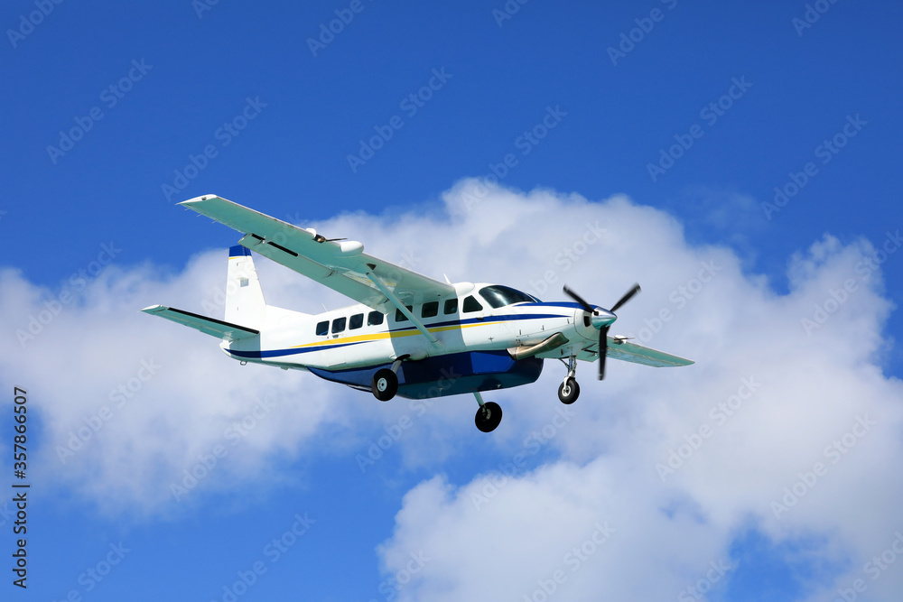 Obraz premium Schönes Propeller-Flugzeug in der Luft