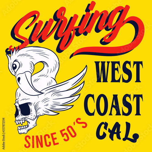 Ilustracion de craneo con rayo y flamingo encima con texto estilo surf californiano, diseño totalmente de moda