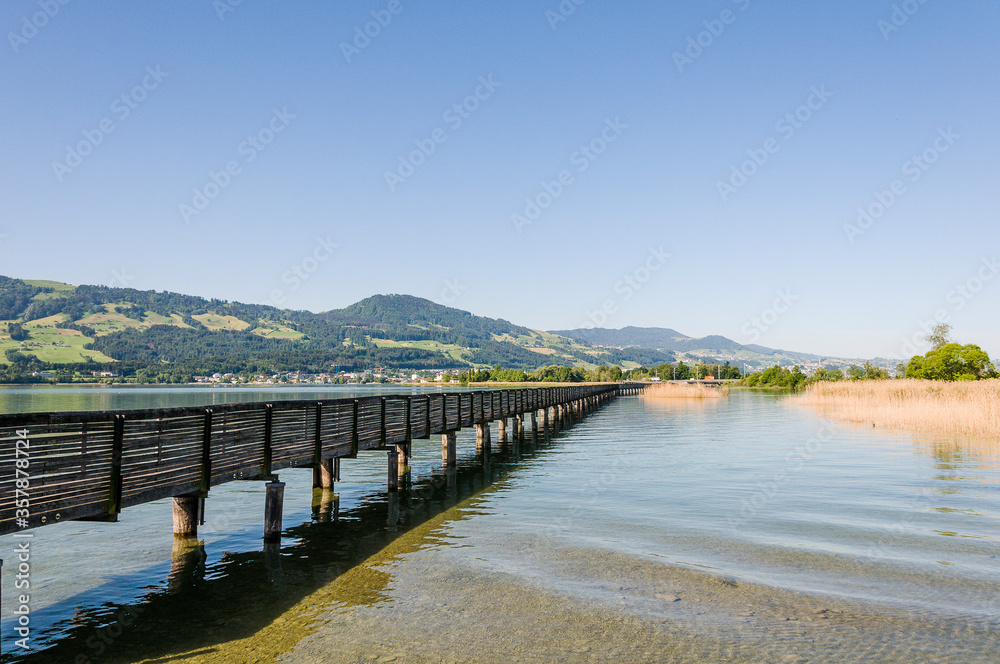 Rapperswil, Zürichsee, Holzsteg, Holzbrücke, Wanderweg, Seedamm, See, Naturschutz, Wasservögel, Pfäffikon, Schilf, Schifffahrt, Sommer, Schweiz Rapperswil, Zürichsee, Holzsteg, Holzbrücke, Wanderweg, Seedamm, See, Naturschutz, Wasservögel, Pfäffikon, Schilf, Schifffahrt, Sommer, Schweiz