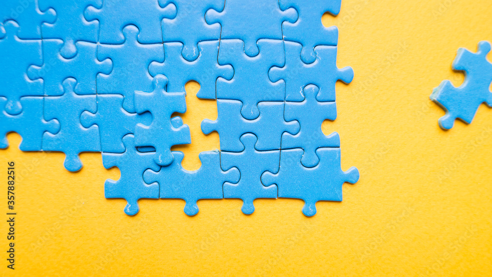 Fototapeta premium blue puzzle pieces. blue puzzle