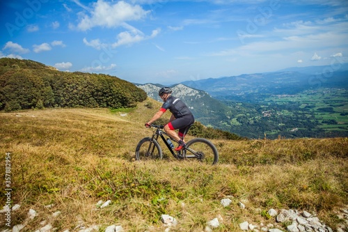 Valokuva Male mountain biker on Nanos plateau in Slovenia on a sunny day