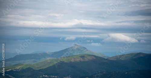 larrun montaña del pais vasco con nubes de invierno