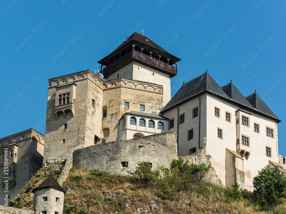 Die Burg wurde im 11. Jahrhundert auf einem steilen Felsen erbaut. Sie war eine königliche Burg, unter der sich allmählich eine Stadt entwickelte