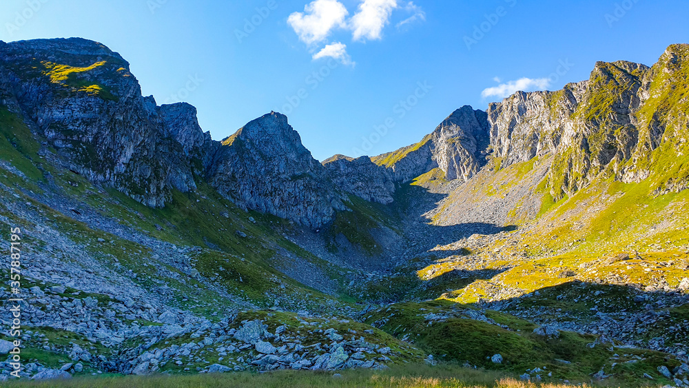 Romania, Fagaras Mountains, Big Arpasu Valley, mountain landscape with blue sky