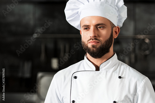 Foto Professional chef at kitchen restaurant