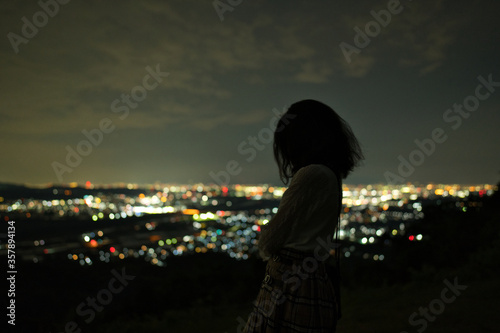 京都府井手町 万灯呂山展望台からの夜景を眺める少女