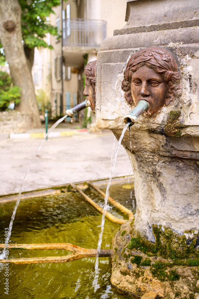Ancienne fontaine du village Cucuron, Provence, France.