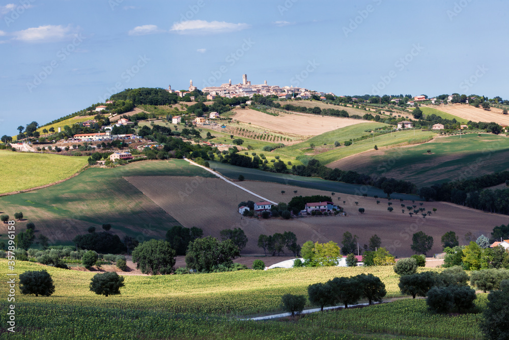 Potenza Picena, Macerata, Marche. Veduta del borgo nel contesto rurale con fattoria