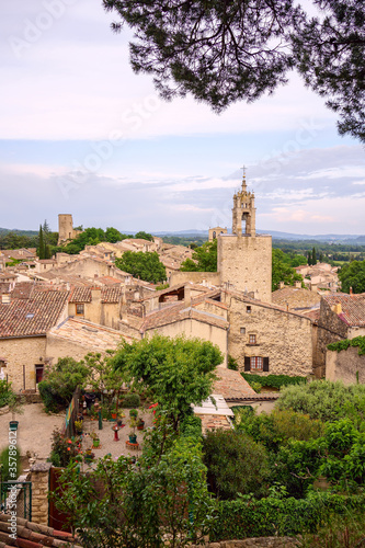 Obraz na płótnie Vue panoramique sur le village Cucuron, Luberon, France. Printemps, coucher de soleil. Photo verticale. w salonie