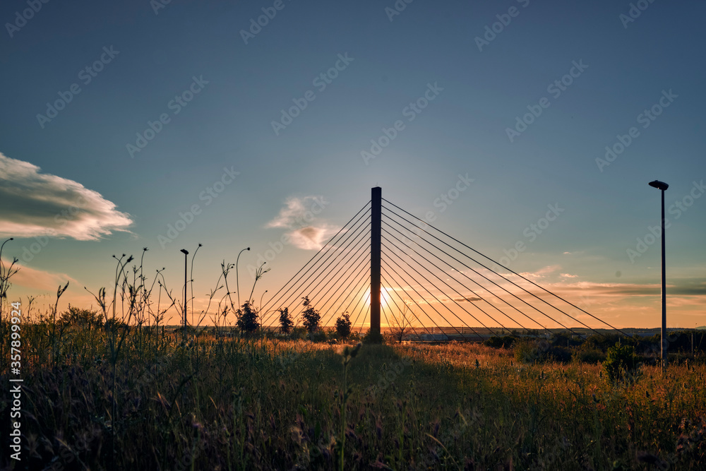 Obraz premium ATARDECER PUENTE