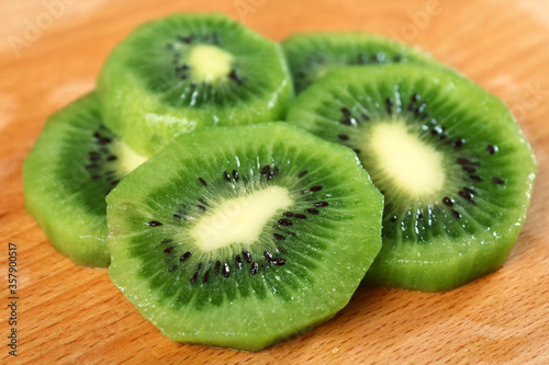 Kiwi slices (kiwifruit)