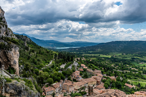 Village de Moustier Sainte Marie dans les Alpes-de-Haute-Provence en région Provence-Alpes-Côte d'Azur