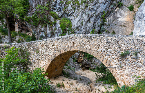 Village de Moustier Sainte Marie dans les Alpes-de-Haute-Provence en région Provence-Alpes-Côte d'Azur