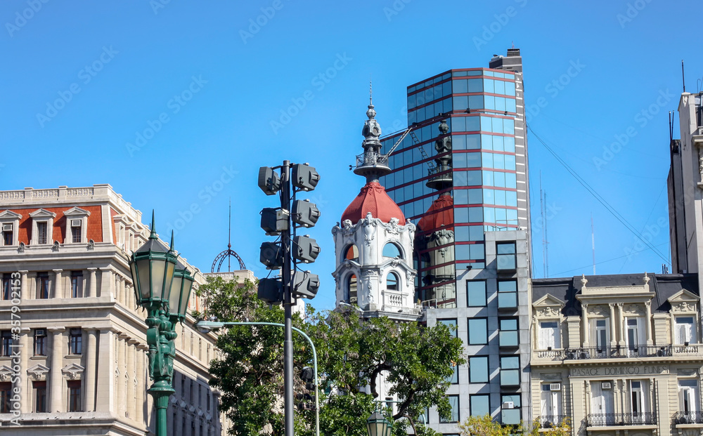 Detalhes da arquitetura argentina, em Buenos Aires. Construções antigas e modernas no centro da cidade. Detalhes arquitetônicos portenhos.