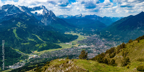 Tableau sur toile Was für ein Ausblick auf Garmisch-Partenkirchen mit ihren Alpen