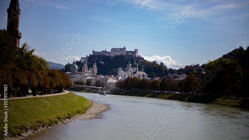 Blick von einer Brücke auf die Festung Salzburg