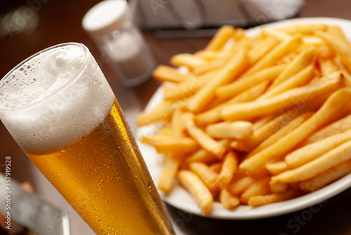 CHOPP GELADO COM PORÇÃO DE BATATA FRITA