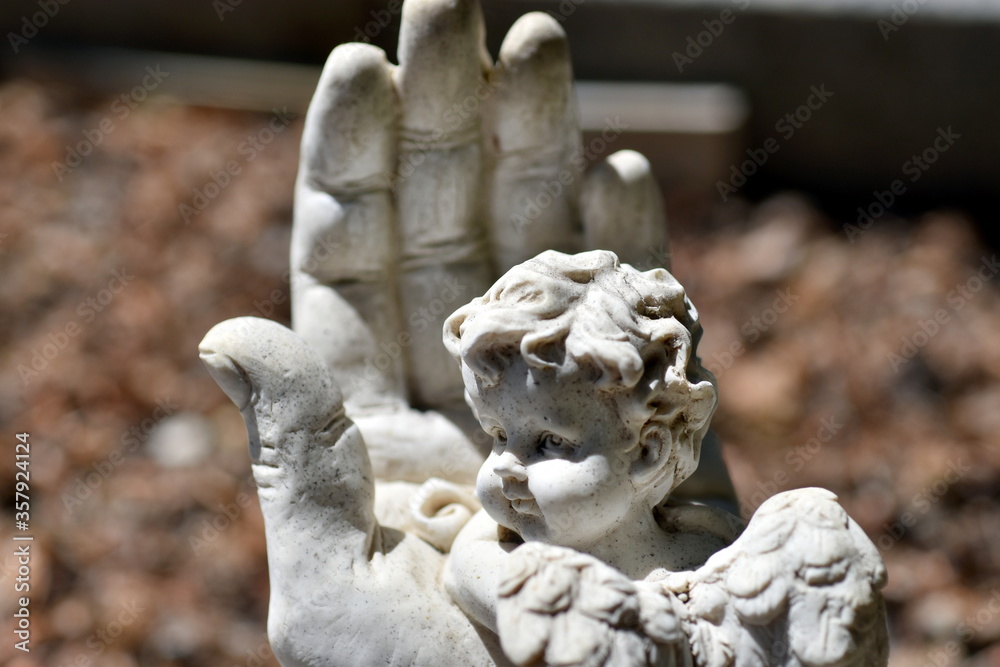 Naklejka premium Kleiner Steinengel in einer großen Steinhand
