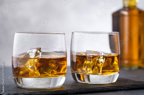 Canvas Print Whiskey and ice background bottle