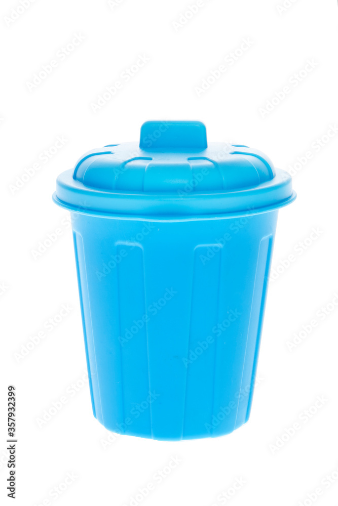 petite poubelle en plastique bleue sur fond isolé blanc petite poubelle en plastique bleue sur fond isolé blanc