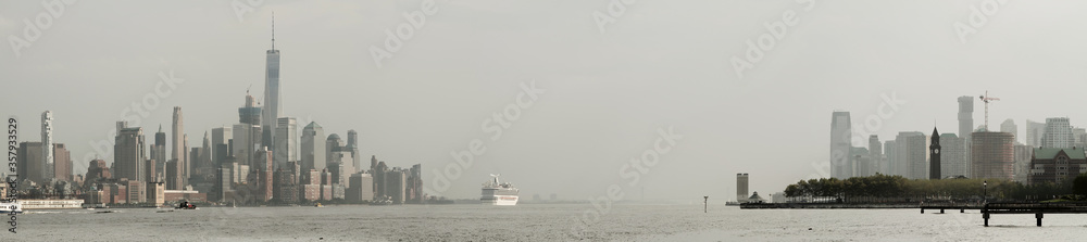 Obraz premium Panoramic view of foggy Manhattan and Jersey City skiline with white cruise liner passing by. New York. USA.