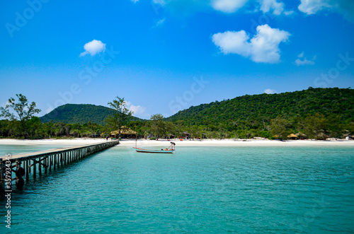 Magnifique vue sur l'île de Koh rong Sanloem, l'embarcadère et la rive, au Cambodge 