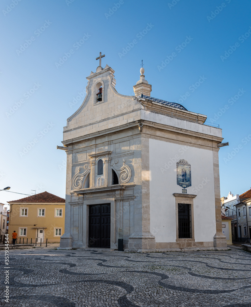 Capela de sao gonçalinho típica de Aveiro en Portugal con sol