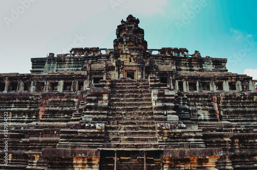 Marches menant à un majestueux temple d'Angkor au Cambodge