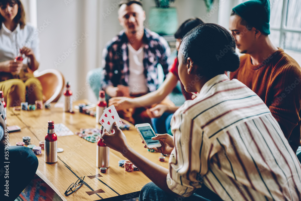 Obraz premium Friends spending free time together in flat