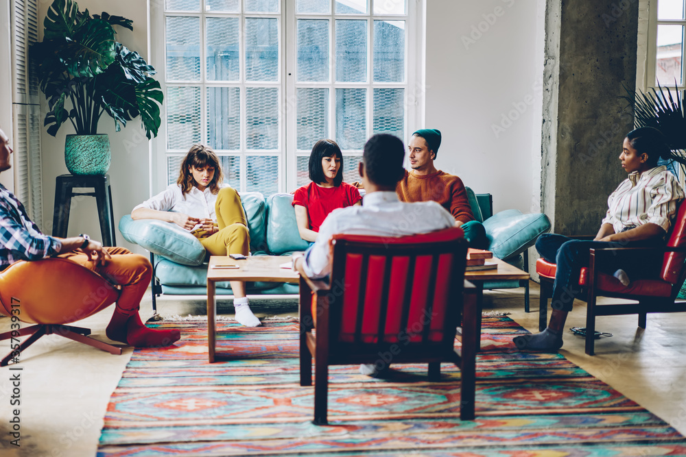 Obraz premium Trendy female communicating with friends during gathering