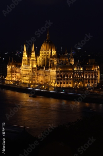 Hungarian parliament building at night in Budapest © Rodrigo Magaña