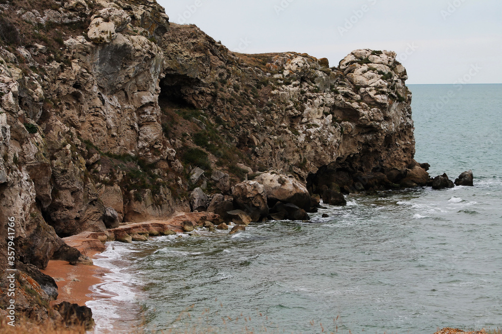 Naklejka premium Rock and sea