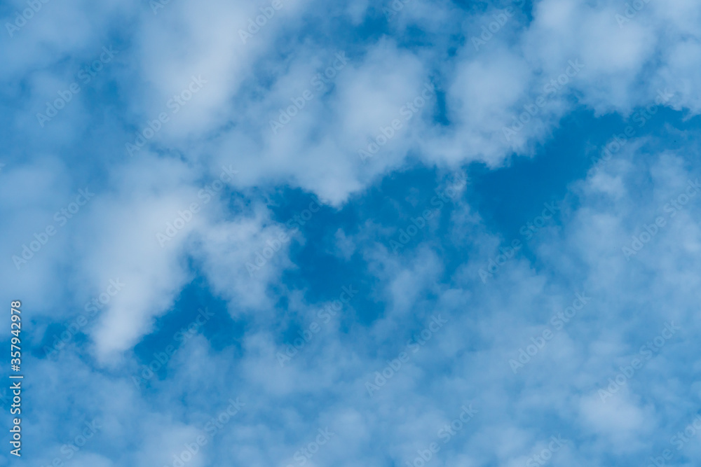 Obraz premium fluffy clouds on a blue background