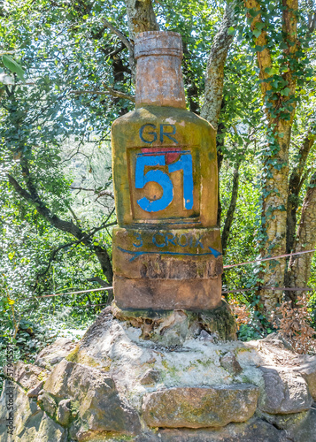 stèle sur un chemin de randonnée dans le Sud de la France photo